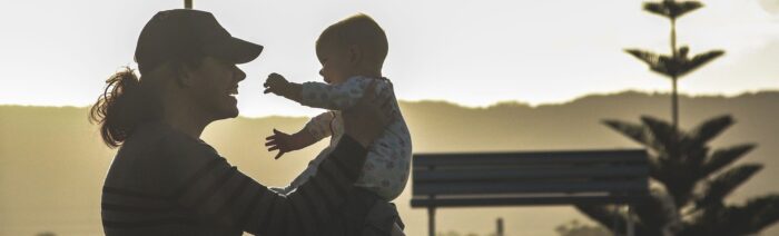 Frau hält Baby hoch