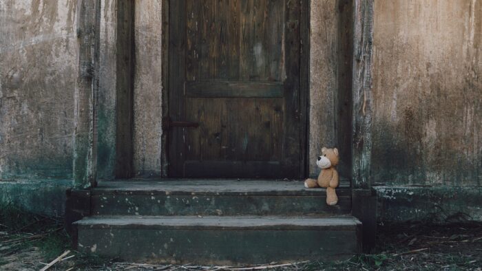 Teddy vor einer Tür