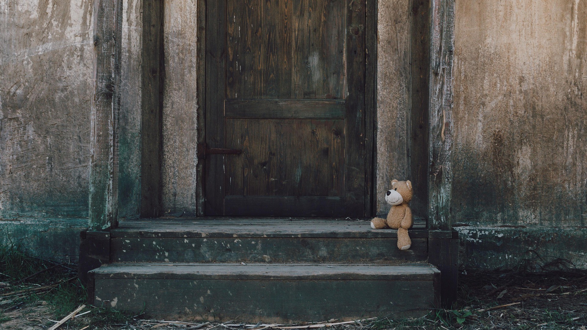 Bild Sorge Umgangsrecht Hausliche Gewalt 2025 Teddy vor einer Tür