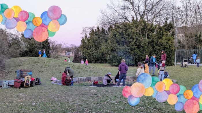 Lagerfeuer und Stockbrot beim Single Parent Day 2025 in Neukölln